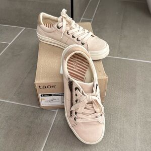 Taos cream zippers sneakers